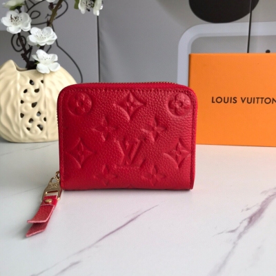 LOUIS VUITTON LV路易威登 M60067荔枝紋拉鍊零錢包 都市人提供了最理想的選擇。包身精巧緊湊，可以用來裝零錢、信用卡和折疊起來的紙幣。即使身上的口袋小，也可輕鬆地將它放入。11*8*2cm。