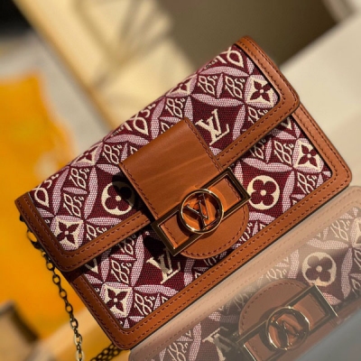 LOUIS VUITTON LV路易威登 M69992黑 DAUPHINE 鏈條包 2020 秋冬款 Dauphine 鏈條包取材 Since 1854 提花織物，布面羅馬紋布面花朵刺繡鏈條woc錢包 展現品牌創始年份 1