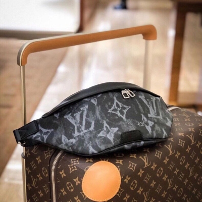 LOUIS VUITTON LV路易威登 M57276 Discovery腰包 由經典Monogram帆布裁制而成，飾有皮質貼牌，此款腰包可為運動造型增添純正的時髦休閒氣質。既可用作腰包，亦可單肩背挎或斜挎，更顯時尚個性。