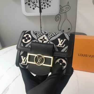 LOUIS VUITTON LV路易威登 M69998 短款錢夾援?經引?典手袋的設計，取材Monogram 帆布與 帆布，搭?考配?究小牛皮飾邊，點綴 Dauphine 系列標?性志?元素。尺寸：12.0 x 9.5 x