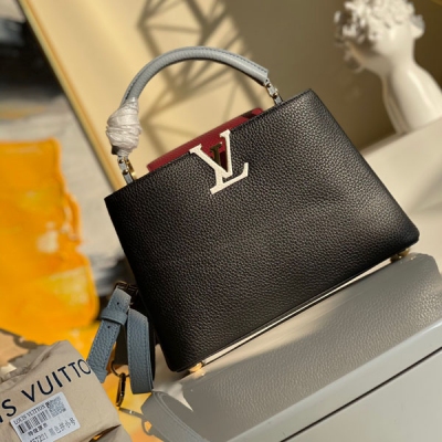 LOUIS VUITTON LV路易威登 獨家實拍M57221克色小號 淺藍拼紫紅Louisvuitton CapucinesBB小號升級板手袋。該款手袋採用了閃亮的鈀金裝飾，配有用於休閒肩背。進口荔枝紋牛皮配純羊皮內裡，