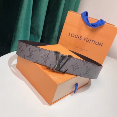 LOUIS VUITTON LV 路易威登皮帶 雙面腰帶融合 Monogram Eclipse 圖案和全新 Monogram Eclipse Reverse 圖案，以摩登視角烘托經典 LV 字母搭扣的耀目光澤，為品牌摯愛