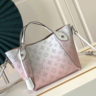 LOUIS VUITTON LV 路易威登 M57858 M54353 HINA 小號手袋本款 Hina 小號手袋取材鏤花穿孔小牛皮，m54353全皮沖孔漸變絲印菜籃子 令粉彩色調自下而上由濃轉淡，釋放盎然趣意。收緊兩側，