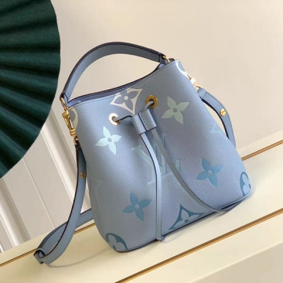 LOUIS VUITTON LV 路易威登 M45709 M45716 全皮迷你水桶包 本款 NéoNoé BB 水桶包為 Monogram Empreinte 皮革渲染 Monogram Giant 圖案的粉彩漸變，烘托