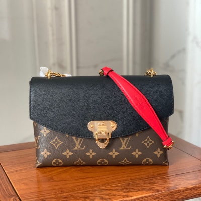 LOUIS VUITTON LV路易威登 M43714 SAINT PLACIDE 手袋拼接 Monogram 帆布與柔軟皮革，在金色鉤扣的點綴中回憶路易威登傳統硬箱設計。滑鏈肩帶搭配皮質肩墊，為肩背或斜挎帶來舒適體驗。詳