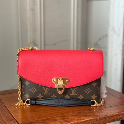 LOUIS VUITTON LV路易威登 M43713 SAINT PLACIDE 手袋拼接 Monogram 帆布與柔軟皮革，在金色鉤扣的點綴中回憶路易威登傳統硬箱設計。滑鏈肩帶搭配皮質肩墊，為肩背或斜挎帶來舒適體驗。詳