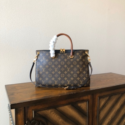 LOUIS VUITTON LV路易威登 複刻版 PALLAS 手袋 M40906黑色大號 Pallas 手袋絕不只是一款漂亮時尚的手袋。 這款迷人的手袋融合運用了 Monogram 帆布、天然牛皮飾邊和彩色小牛皮，打造出