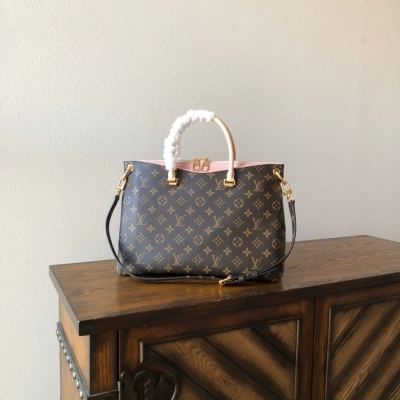 LOUIS VUITTON LV路易威登 複刻版 PALLAS 手袋 M40906粉色大號 Pallas 手袋絕不只是一款漂亮時尚的手袋。 這款迷人的手袋融合運用了 Monogram 帆布、天然牛皮飾邊和彩色小牛皮，打造出