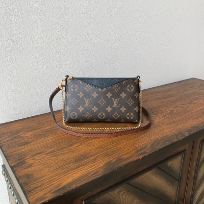 LOUIS VUITTON LV路易威登 複刻版 M41639黑色PALLAS CLUTH 手袋Monogram帆布搭配柔軟粒面皮革的獨特設計創造出此款別具一格的多功能包袋，適宜日夜使用。可調節的金色包鏈，長短皆宜，還可斜