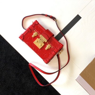 LOUIS VUITTON LV 路易威登 頂級全鋼版本 M40273紅色壓花。PETITE MALLE BOX 盒子斜挎包 此款2018秋冬季新款Petite Malle手袋，致敬路易威登制箱傳統。size:20*5*1