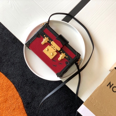 LOUIS VUITTON LV 路易威登 頂級全鋼版本 M40273純鋼水波紅。PETITE MALLE BOX 盒子斜挎包 此款2018秋冬季新款Petite Malle手袋，致敬路易威登制箱傳統。size:20*5*