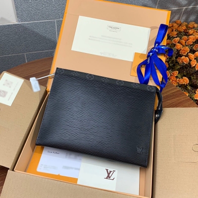 LOUIS VUITTON LV 路易威登 升級版本 M67736 黑色！ 此款由Epi皮革與Monogram帆布裁制而成的Pochette Voyage中號手袋是對路易威登經典標識的現代致敬，通過豐富的色彩與材料組合展現