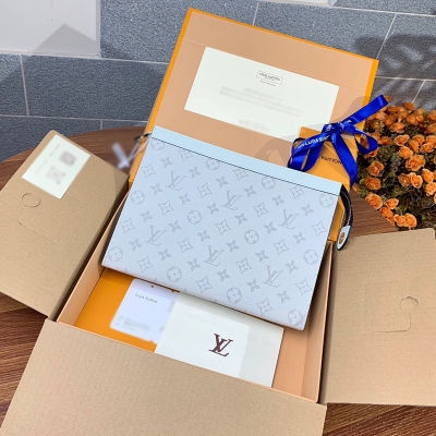 LOUIS VUITTON LV 路易威登 升級版本M30420 白！POCHETTE VOYAGE 中號手拿包 Ta?garama 系列推出特別款 Pochette Voyage 中號手拿包。Ta?ga 皮革與 Mono