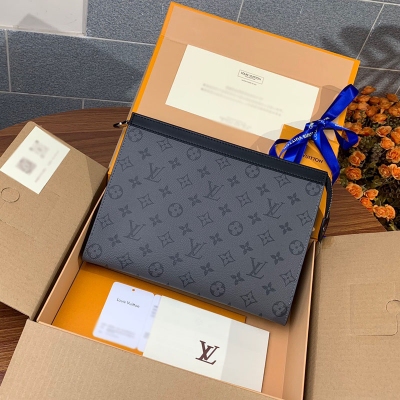 LOUIS VUITTON LV 路易威登 升級版本 M69535 Pochette Voyage 中號手拿包以 Monogram Eclipse 帆布和 Monogram Eclipse Reverse 帆布呈現深淺交融