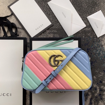 GUCCI古馳 原廠皮 Gucci 馬卡龍系列相機包 447632大號絕對讓你滿意牛皮材質羊皮手感柔軟又細滑配上雙G扣復古俏皮春夏無敵百搭尺寸也是大眾化手機口紅粉餅啥的裝下完全沒問題！尺寸：24/7/13cm 配原廠包裝