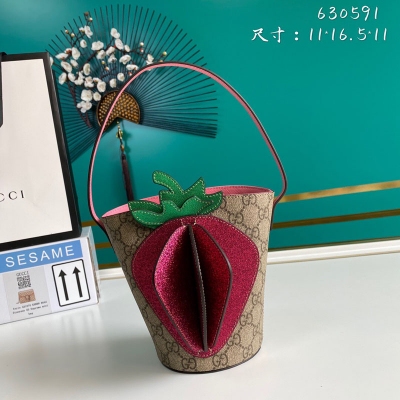 GUCCI古馳 新款。市場頂級獨家控貨，專櫃品質 採用進口牛皮，原廠五金！精緻做工。獨家實物拍照品質如圖可見。款號: 630591。尺寸：寬11**高16.5*側寬11。顏色：PVC/草莓