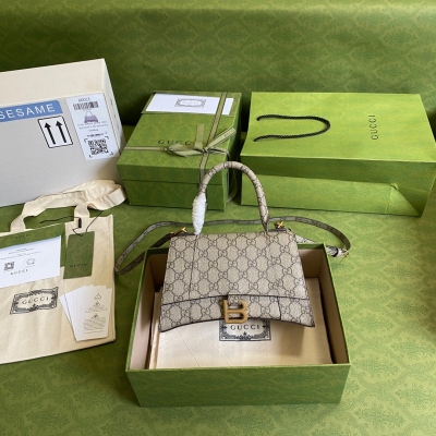 GUCCI古馳 型號：658575 全網首發BALENCIAGA × GUCCI 聯名在GUCCI誕辰百年之際發佈了全新“Aria-時尚詠歎調”系列兩個品牌的經典款式和老花圖案的結合，非常驚喜！尺寸：19x23cm。配全套