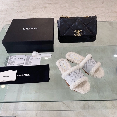 CHANEL香奈兒 2020秋冬新款羊羔毛拖鞋 頂級品質！鞋面原版進口羊羔毛皮毛一體燙鑽工藝，墊腳進口羊羔毛，鞋底雙層義大利真皮大底，Size：35-40（40定做）