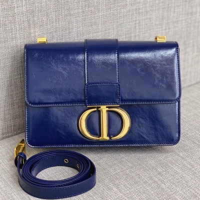 Dior迪奧 蒙田 DIOR 30 Montaigne 蒙田包包 方方正正帶一點圓弧.正面 Logo CD格外醒目 此款一上市 Ins 各大社交平臺 博主 名媛 內集體Po出此包. DIOR 30 Montaigne 完勝