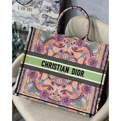 DIOR迪奧 Book Tote 系列 M1286多色 In Lights 多數人消費奢侈品牌首先想到的是買實用型的經典款 但其實像DIOR這種合作藝術TOTE 應該作為重點收藏復古風滿滿背上它你就是時髦精本精它真的特能裝