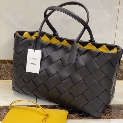 BV BOTTEGA VENETA 630817托特購物袋釆用lntrecciato nappa小羊皮以柔中帶剛的手感顧名思義，表裡如一，新設計師保留于經典 大膽創新注入新元素使之煥燃一新成為時尚界的新寵 包中配置小卡袋