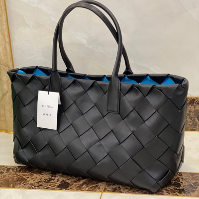 BV BOTTEGA VENETA 630817托特購物袋釆用lntrecciato nappa小羊皮以柔中帶剛的手感顧名思義，表裡如一，新設計師保留于經典 大膽創新注入新元素使之煥燃一新成為時尚界的新寵 包中配置小卡袋