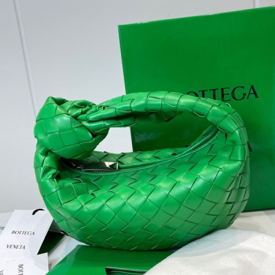 BOTTEGA VENETA BV 2021早春系列新品Mini Jodie 新做法是原有的基礎上圓化邊角，以經典編織皮革打結圓形hobo包，最有標誌性三角拉版設計，採用羊皮垂軟造型，超級適合凹造型 Jodie給人的感覺真