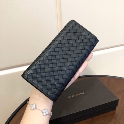 BOTTEGA VENETA BV 0001經典長款翻折西裝夾，義大利原廠胎牛皮！皮質細膩軟滑 但是很容易留下指甲印！介意者慎買！