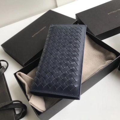 BOTTEGA VENETA BV 244689A經典全編錢包採用歐洲胎牛皮純手工編織 低調不張揚，皮質柔軟細膩，很容易留下劃痕，介意者慎買尺寸19*9cm