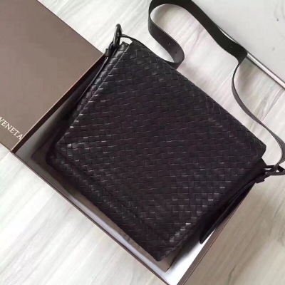 BOTTEGA VENETA BV 161314胎牛皮郵差包增添特別功能，是永恆的心頭之愛。 經典的兩側編織，專為日常使用而設計，使此款挎包經典高雅。 可調節的皮革肩帶使之極為輕巧實用，是旅行或時尚人士的最佳選擇。30x2