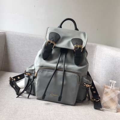 Burberry巴寶莉 Rucksack 軍旅背包8772棕色 現貨時裝周的主打配飾，款式輕便且防雨，肩帶採用舒適的加墊設計，並綴有精美的金屬鏈裝飾，採用Burberry Trench風衣獨創的密織、柔韌的尼龍材質，休閒中