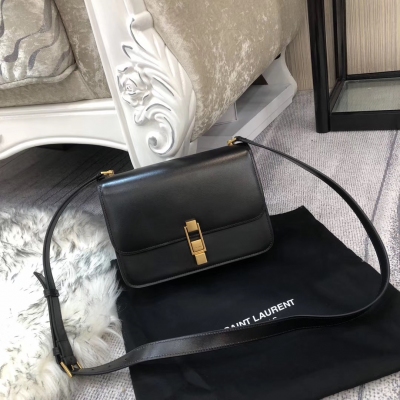 YSL SLP Yves Saint laurent聖羅蘭 最新款 “Carre” 單肩包樣式方正且雋永實搭，能伴你長久，值得投資。單品設計靈感源自復古的學院包，正面設有刻著 Logo 的金屬配件，包內則置有拉鍊與帶蓋口袋