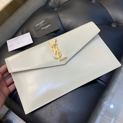 YSL Yves Saint laurent SLP聖羅蘭 小號信封手拿包，配有飾以金屬 YSL 標誌的翻蓋。尺寸 27*16*2CM 小牛皮 金色金屬五金 型號565739