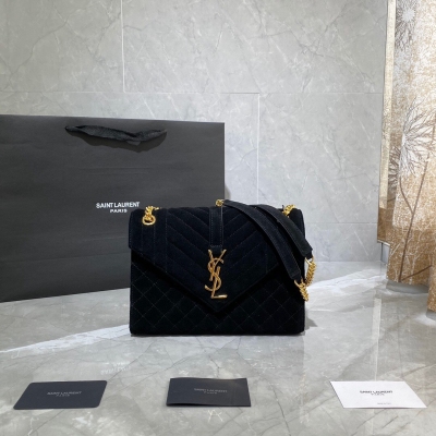 YSL Yves Saint laurent 聖羅蘭 新顏色 磨砂系列 ENVELOPE 中號信封包，最新款V紋拼菱格的魚子醬，義大利進口磨砂牛皮，非常大氣的一款 ，黑色搭配金色五金很經典，百搭款！肩背斜挎都ok！又能裝！