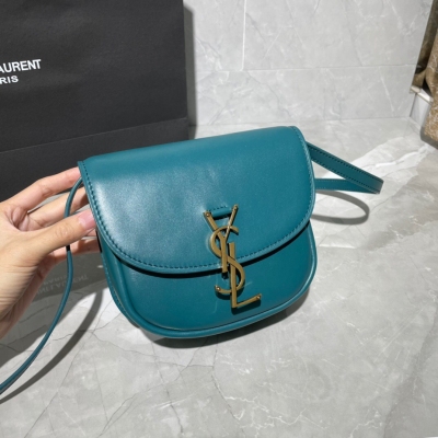 Yves Saint laurent YSL 聖羅蘭 Kaia Small 2021秋冬最新色 藍綠色，圓潤小巧的外觀簡潔又，採用極簡風格光滑植物鞣革小牛皮打造，金色 徽標包扣顯得格外醒目！藍綠色特別中帶有復古感及個性感，