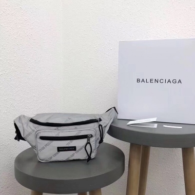 Balenciaga巴黎世家 反光進口尼龍布料斜挎包 巴黎世家出鏡率極高 反正最近就是大愛巴黎世界腰包啊 92263：38x17x8cm