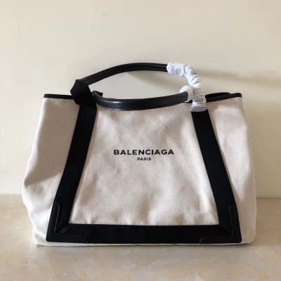 Balenciaga巴黎世家 這個夏季的銷量冠軍 原單帆布／進口小羊皮 大號43cm 這個夏季屬它最受歡迎了，實在是人見人愛 編碼 109B白色