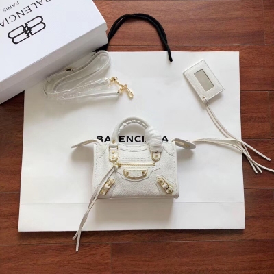 2019最新最流行新款 Balenciaga巴黎世家 機車包 Super Mini（超級迷你版 19 cm）正品型號Classic Nano 原單山羊皮配金邊五金流蘇皮帶，超迷你小包將潮爆整個夏季。喜歡的快下手 細節 型號