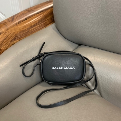 Balenciaga巴黎世家 正品型號：Everyday Camera 20cm 巴黎世家 相機斜挎小包，義大利小羊皮 裡外全皮 男女均可放心使用 帥到爆，特級流行，超喜歡 383黑色小號