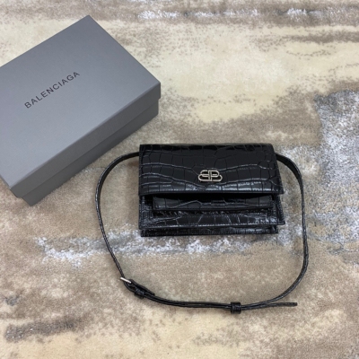 BALENCIAGA巴黎世家 精品甄選 最新手機斜挎小背包 Super mini 超級可愛現貨實拍圖 小巧精緻肩背也當腰包 原單進口小牛皮壓紋鱷魚配大五金嘜裡在全皮頂級品質， 型號：639黑色鱷魚紋