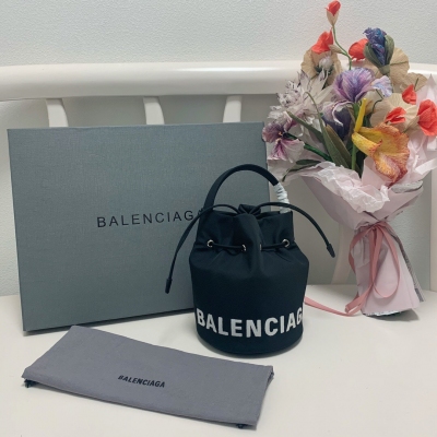 BALENCIAGA巴黎世家 新款帆布輕盈水桶包 斜挎單肩手提都要帥炸了，尺寸；15-15-18cm，原單洗水帆布配進口小羊皮，品質很贊的 型號：1625黑色