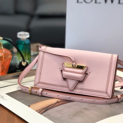 LOEWE羅意威 BARCELONA SOFT MINI 2020 黑色 Barcelona 新版本最大賣點就是皮質SOFT到你心醉醉，軟糯糯的就像春天裡來了一口馬卡龍，頓時心都被融化了 迷你尺寸：20*18*4cm，肩帶