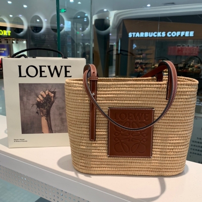 LOEWE羅意威 這季新出的菜籃子備受矚目 包包尺寸28*20*10cm,這款菜籃子做工比之前愈加細膩，背上不會顯得笨拙,反而襯得小巧精緻、時尚清新,草編與小牛皮的搭配,更顯隨性自然。肩帶可調節，肩背或手提, 超級適合拍照