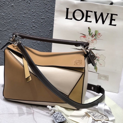 LOEWE羅意威 Puzzle小號咖啡拼 專櫃同步最新版本，尺寸24*14*11CM,大容量，日常，出遊妥妥滴！閉眼入都不會後悔的顏色，2019專櫃同步最新做法，介面，內裡托全皮，拼接寬肩帶，底部釘）採用進口西班牙小牛皮摸