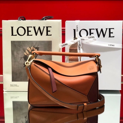 LOEWE羅意威 專櫃最新 赤棕色拼色 小號PUZZLE 大容量，日常，出遊妥妥滴！尺寸24*14*11CM 專櫃同步最新做法，介面，內裡托全皮，細肩帶，底部無釘）採用進口西班牙小牛皮摸上去溫柔又舒適。皮料精確切割使它可自