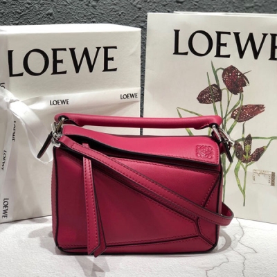 LOEWE羅意威 玫瑰紫 瘋狂種草mini puzzle 讓無數女神醉心的美膩顏色 迷你尺寸：18*12.5*8cm 包包自身重量幾乎忽略，超級實用，出門裝手機小錢包口紅粉餅,毫無累贅感，輕鬆愉快人生從此開啟(你們最關心的