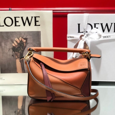 LOEWE羅意威 專櫃最新赤棕拼色 LOEWE MINI PUZZLE 顏色非常百搭，集美們最容易拿准的色系！迷你尺寸：18*12.5*8cm 包包自身重量幾乎忽略，超級實用，出門裝手機小錢包口紅粉餅,毫無累贅感，輕鬆愉快