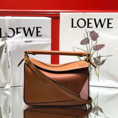 LOEWE 棕色拼色 MINI PUZZLE 迷你尺寸：18*12.5*8cm 包包自身重量幾乎忽略，超級實用，出門裝手機小錢包口紅粉餅,毫無累贅感，輕鬆愉快人生從此開啟(你們最關心的xs，plus都ok哈）正品獨家拆包定