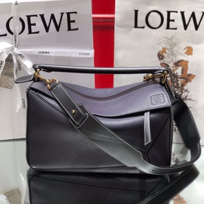 Loewe羅意威 Puzzle 午夜藍顆粒紋中號 專櫃同步做法 專櫃同步最新版本，尺寸29*18*12CM,大容量，日常，出遊妥妥滴！閉眼入都不會後悔的顏色，專櫃同步最新做法，介面，內裡托全皮，拼接寬肩帶，底部釘）採用進口