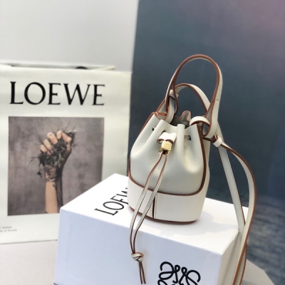 LOEWE羅意威 全新超迷你Nano Balloon 以柔軟napa小牛皮為材質，穩固的圓形底座之上，小牛皮內袋被堅實皮革外層所溫柔包裹。硬挺廓形中，亦不失柔軟質地！浪漫告白日，放飛氣球傳遞愛語 I LOEWE YOU 尺